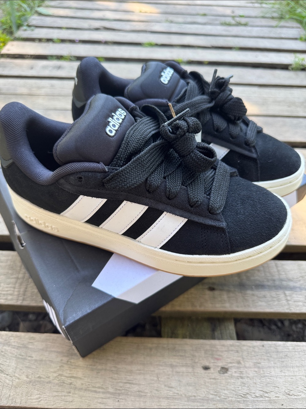 adidas Women’s Black and White Low-Top Sneakers 7.5